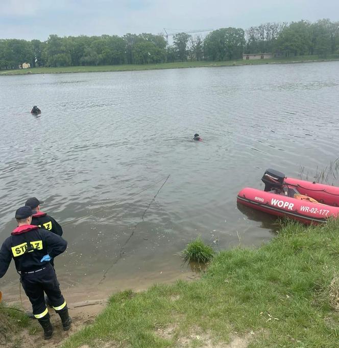 Człowiek wpadł do Odry? Akcja służb we Wrocławiu, na brzegu rzeki zostawiono kulę inwalidzką 