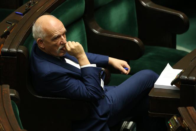 Puste ławy sejmowe. Janusz Korwin-Mikke dzielnie znosił wielogodzinne debaty nad budżetem