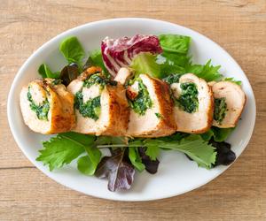 Pachnąca tymiankiem pierś kurczaka nadziewana bobem na lekki letni obiad