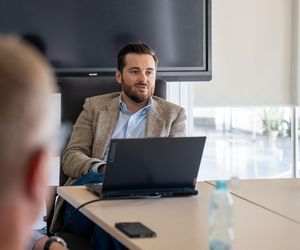 Sztuczna inteligencja przeprowadza operacje.