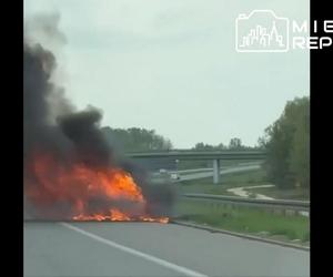 Wielki pożar auta na A2 pod Warszawą. Korek na autostradzie miał kilka kilometrów