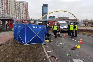 Wypadek w Katowicach. Samochód dachował na Roździeńskiego [ZDJĘCIA]