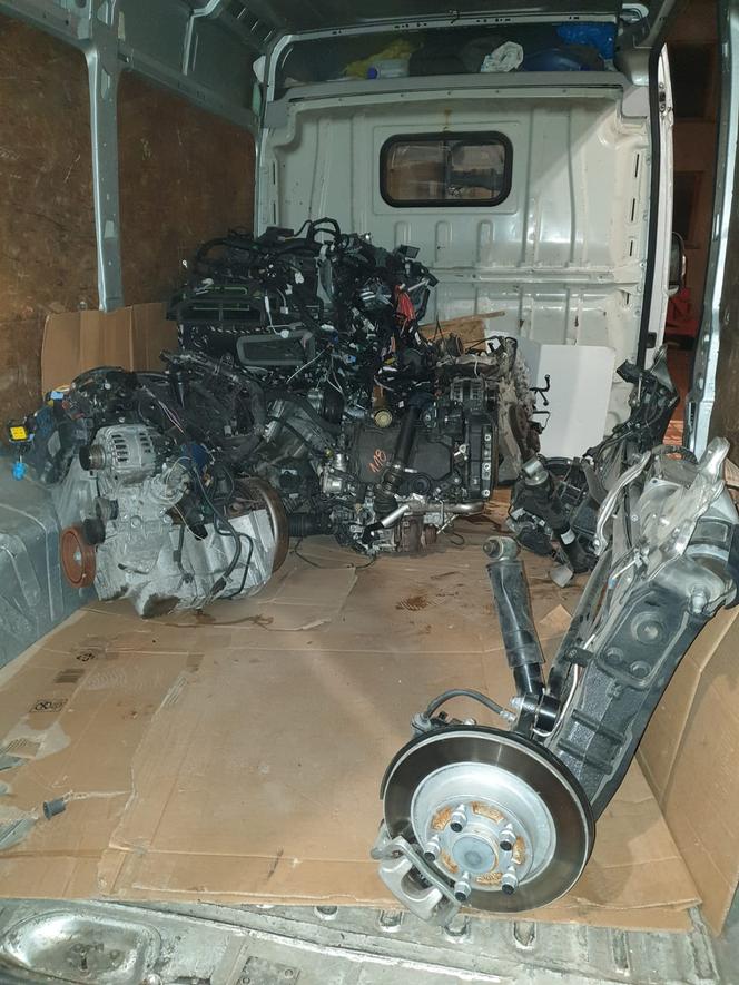 Złodzieje samochodów GRASOWALI w Wielkopolsce! Mieli ulubiony model auta