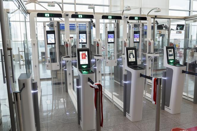 Na wrocławskim lotnisku zainstalowano bramki do automatycznej kontroli granicznej