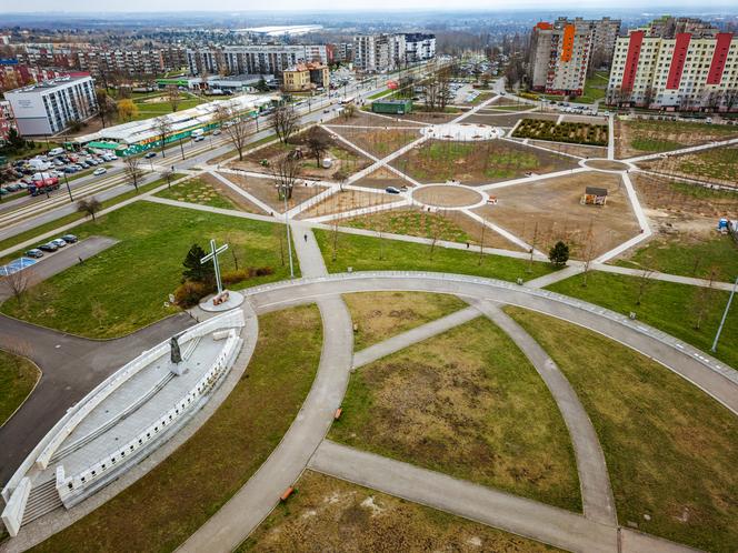 Park przy pl. Papieskim w Sosnowcu prawie gotowy. Trwają ostatnie prace