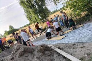 Koła Gospodyń Wiejskich Rumianki. Kobiety wybrukowały całą wieś. Proboszcz zapewnił materiały