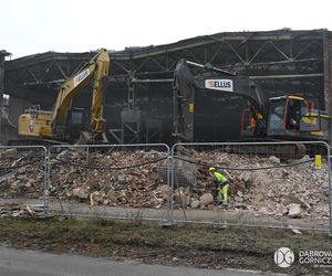 Wyburzanie dawnych hal fabrycznych w Dąbrowie Górniczej