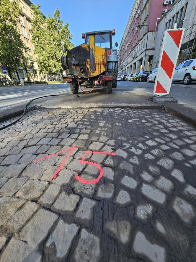 Zabytkowy bruk na ul. Kruczej w Warszawie