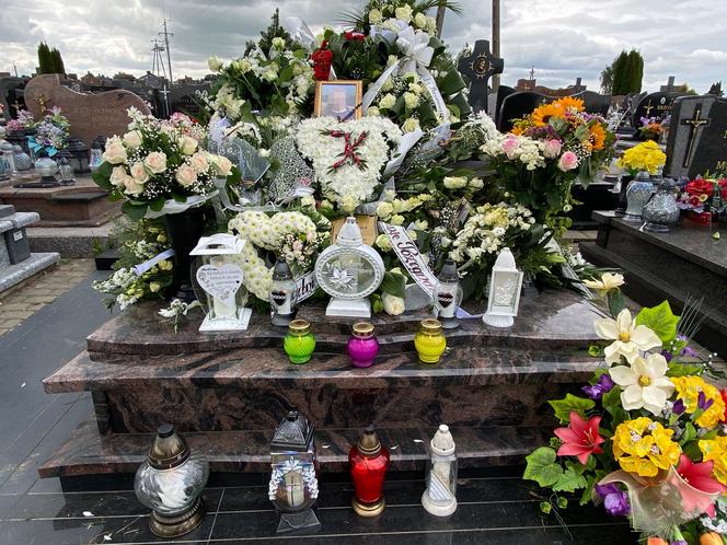 Pogrzeb Karoliny z Gocławia. Grób 23-latki utonął w kwiatach