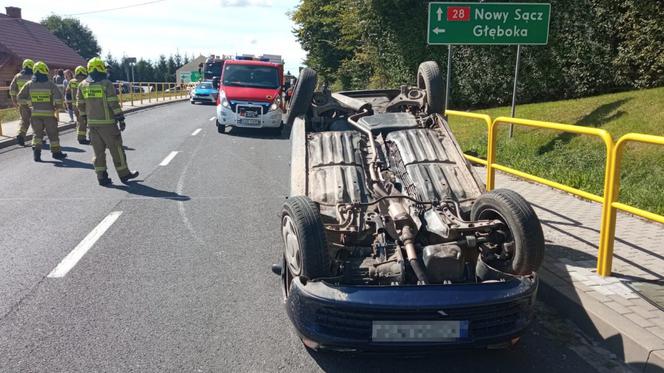 Potworny wypadek w Bieczu. Auto z malutkim dzieckiem kilka razy koziołkowało