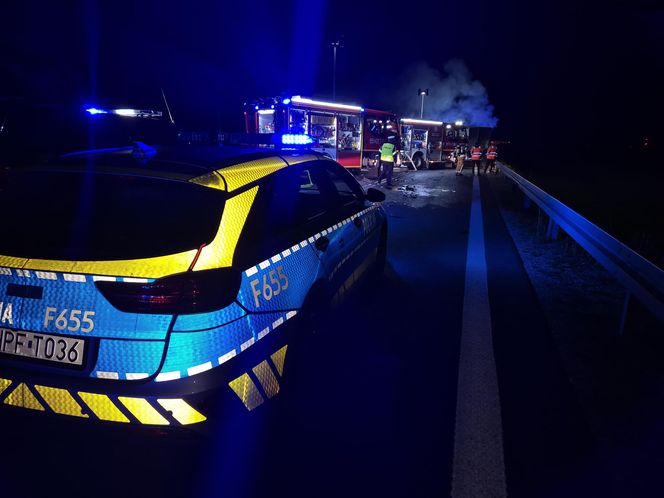 Śmiertelny wypadek na DK 74 pod Wieluniem. Kierowca mazdy zderzył się z tirem i spłonął [ZDJĘCIA].