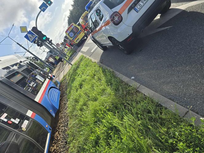 Autobus zderzył się z tramwajem w Bydgoszczy! 7 osób poszkodowanych [ZDJĘCIA]