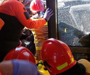 Wypadek w Gdańsku. Samochód wjechał w tramwaj. Kierowca był zakleszczony w aucie