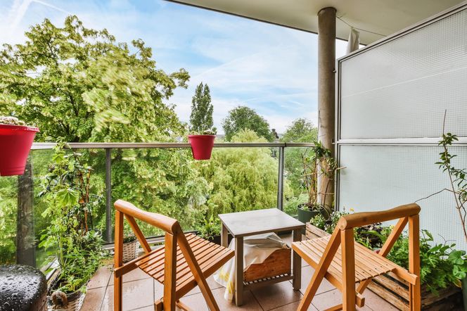 Balkon ze szklaną balustradą 