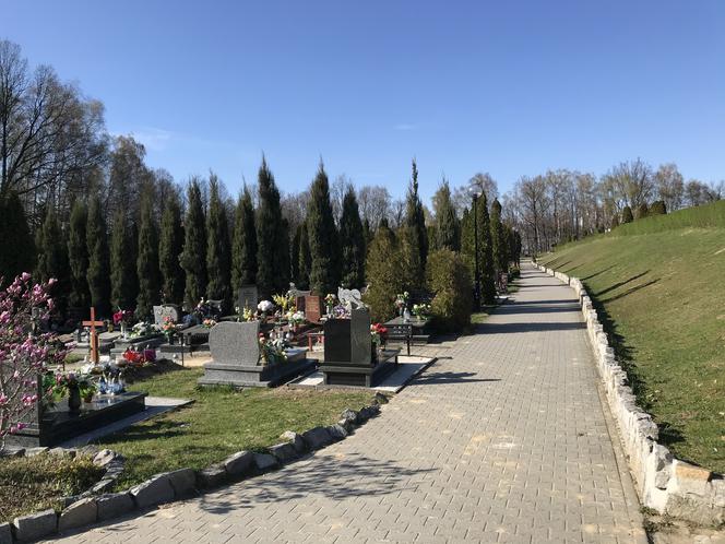 Ten cmentarz na Śląsku jest otwarty. Mieszkańcy odwiedzają groby bliskich