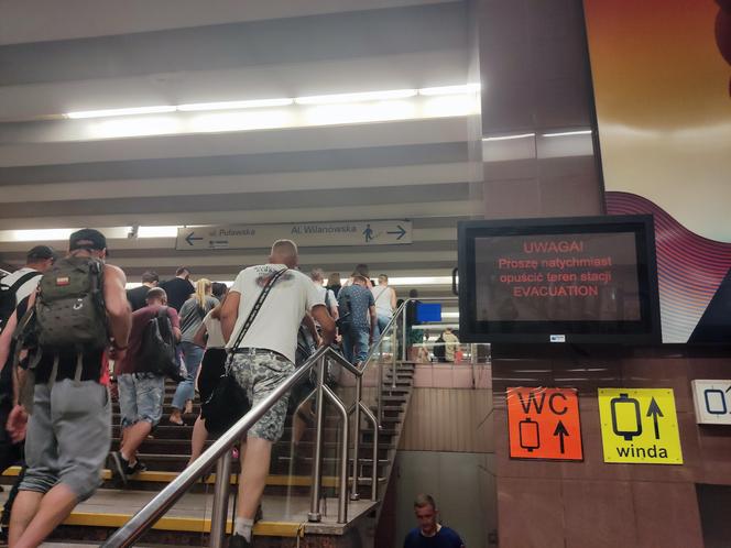 Tak wyglądała ewakuacja warszawskiego metra