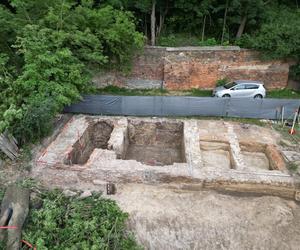 Niezwykłe odkrycie w Lublinie! Archeolodzy na placu budowy odkryli pozostałości fundamentów i piwnic budynku z XVIII wieku. ZDJĘCIA