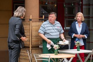 Na Wspólnej, odcinek 2782. Maria (Bożena Dykiel), Włodek (Mieczysław Hryniewicz)