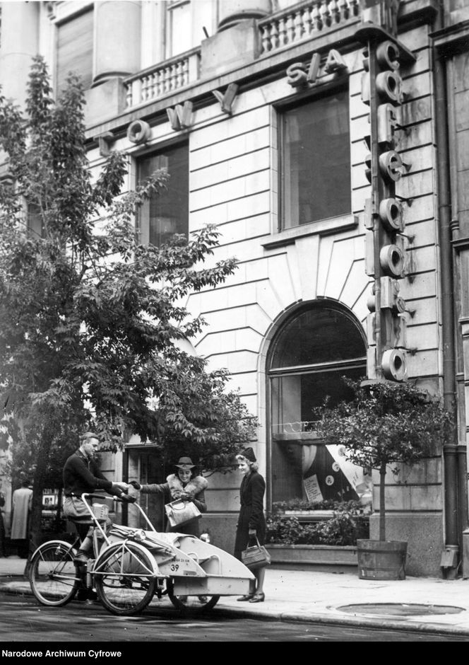 Warszawa. Riksza przed cafe Adria