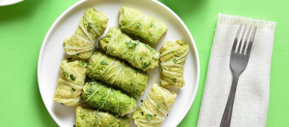 Gołąbki zapiekane - przepis na gołąbki z piekarnika, zapiekane z ziemniakami i sosem