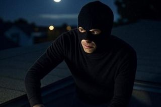 Złodziej jak ninja! Włamał się przez dach i ukradł 50 tysięcy