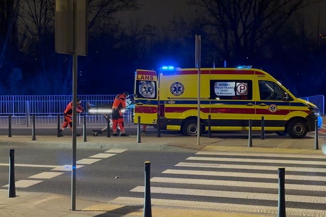 Koszmarna zbrodnia na Pradze-Północ. Kobieta z raną kłutą brzucha przewieziona do szpitala