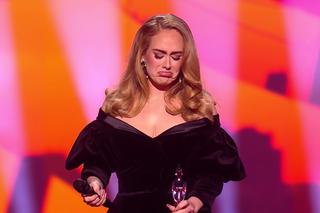 Zapłakana Adele na BRIT Awards 2022. Wspomniała o byłym mężu, odbierając nagrodę wieczoru