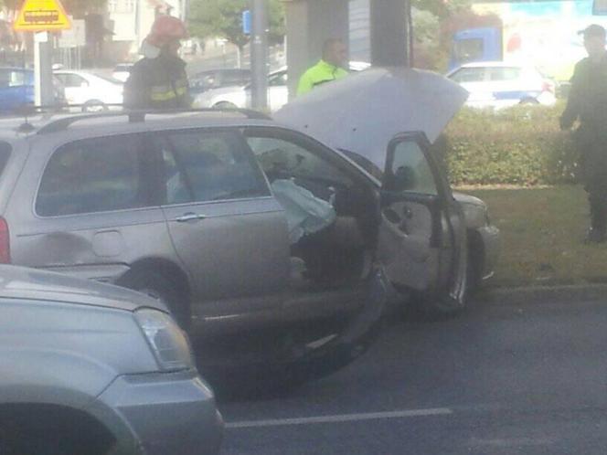 Groźny wypadek na rondzie Jagiellonów w Bydgoszczy. Dwie osoby trafiły do szpitala! [ZDJĘCIA]