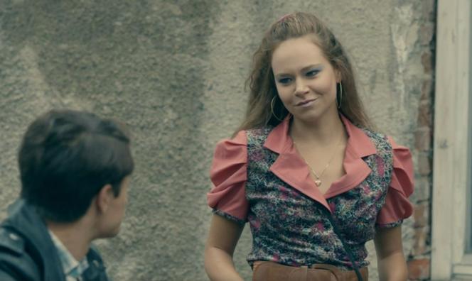 Stulecie Winnych 4 odc. 52. listonoszka Marlena (Aleksandra Nowosadko), Antek (Krzysztof Cybulski)