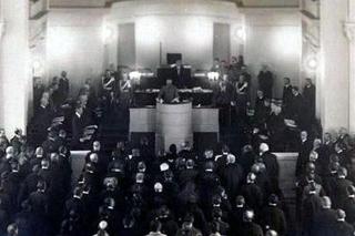 Krzyk narodzin II RP. Sejm II RP 17 marca 1921 roku uchwalił pierwszą, nowoczesną konstytucję