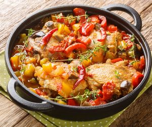 Kurczak duszony z warzywami -  zrobisz go, zanim ugotuje się ryż