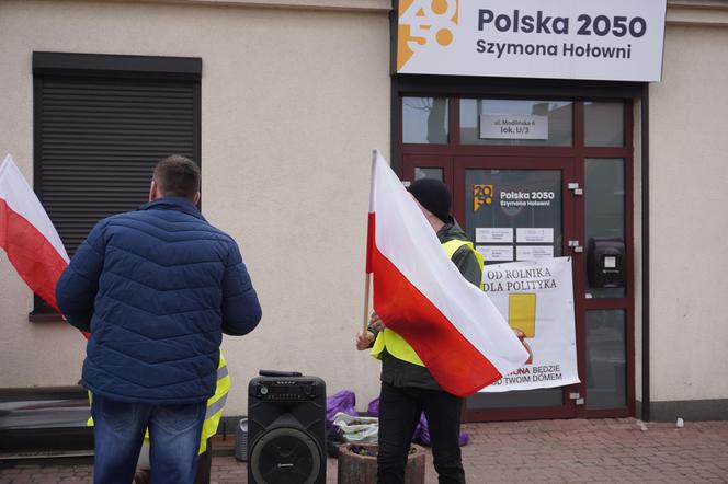 Protest rolników w Białymstoku. Siano i obornik przed biurem marszałka Hołowni