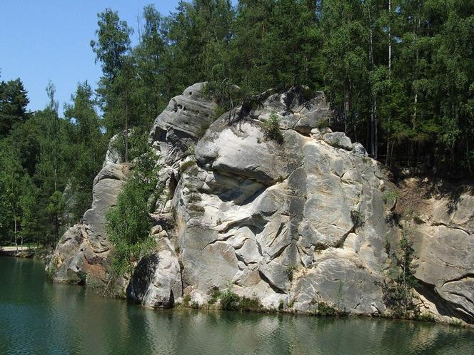 Skalne Miasto w Czechach - zdjęcia. Adršpašskoteplické skály zachwycają o każdej porze roku