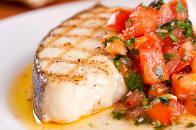 grillowany halibut z sosem tabasco