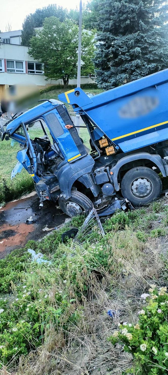 Karambol w Olsztynie. Pijany kierowca staranował autobus