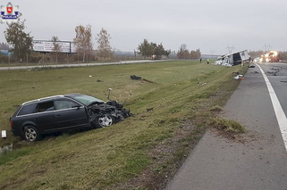 Dramat w Anielinie - zasnął za kierownicą Audi i wjechał wprost pod ciężarówkę