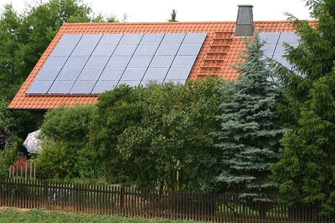 Prąd w domu energooszczędnym: fotoogniwa i turbiny wiatrowe