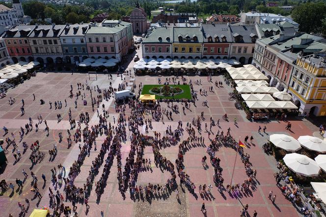 Mieszkańcy miasta utworzyli żywy napis UNESCO