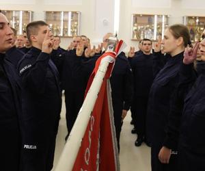 W lubelskiej policji jest więcej mundurowych. Za nimi uroczyste ślubowanie