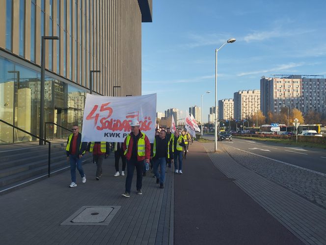 Protest w Katowicach. Tysiące związkowców na ulicach. Padły mocne słowa o „zbrodniczej ideologii”