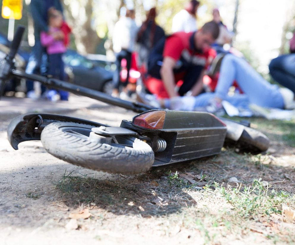 Dramat w Elblągu. Nastolatek potrącił 6-latka. Obaj mieli hulajnogi, żaden nie miał kasku