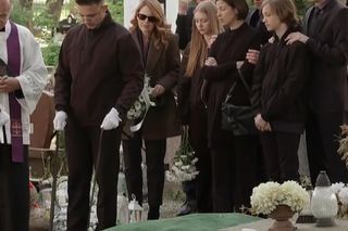 Pierwsza miłość odc. 4045. Pogrzeb córki Kingi i Janka