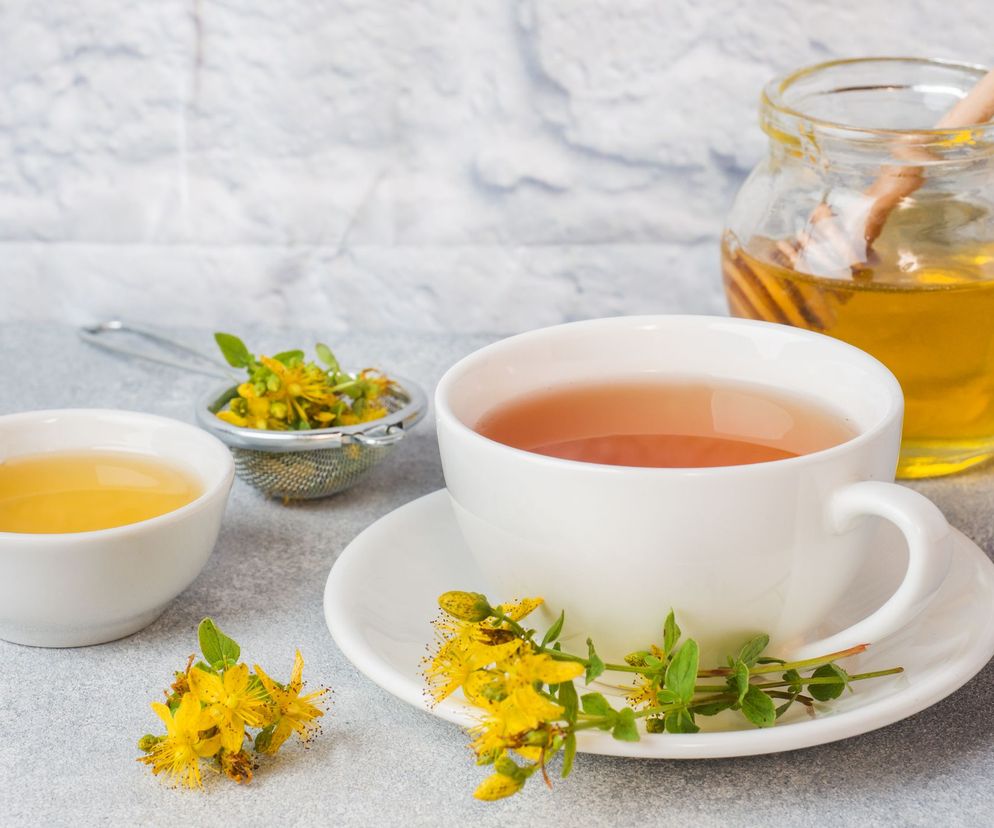 Herbata z dziurawca - właściwości i przepis. Dla kogo herbata z dziurawca jest zakazana?