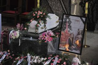 Pogrzeb 6-letniej Sandry Arkabuz. Morze różowych baloników przy białej trumience