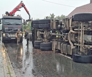 Wypadek w Mircu! Przewróciła się ciężarowka z drewnem, uszkodziła gazociąg