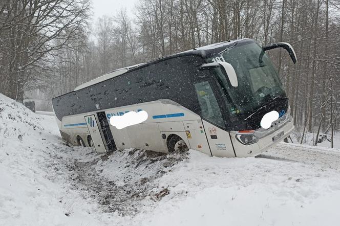 Wypadek w Pięknej Górze. Autobus zsunął się ze skarpy. Podróżowało nim kilkanaście osób [ZDJĘCIA]