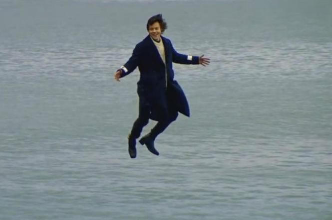Harry Styles lata i chodzi po wodzie w teledysku Sign of the Times [VIDEO]