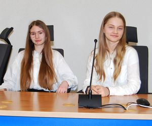 Młodzież rozmawiała podczas debaty o szczęściu w życiu współczesnego nastolatka