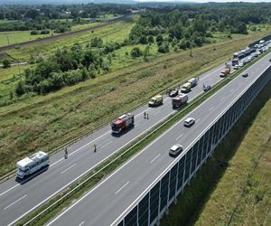 Wypadek na A4. Siedem osób poszkodowanych po zderzeniu osobówki z kamperem. Poważne utrudnienia