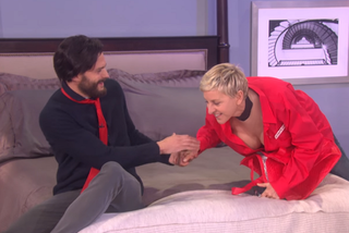 Ciemniejsza Strona Greya: Ellen DeGeneres i Jamie Dornan razem w łóżku!